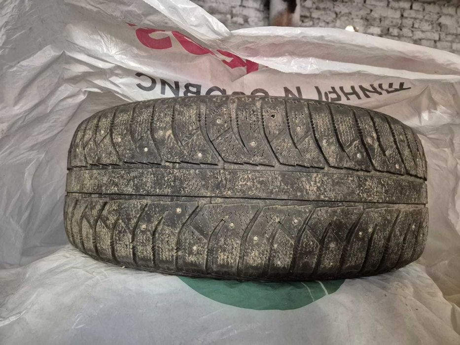 Продам зимнюю  резину Bridgestone б/у
 235х55х19