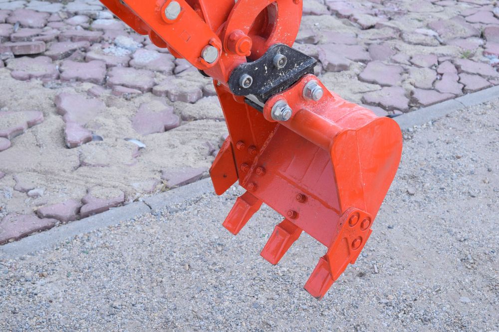 Miniexcavator pe șenile SMACH YF16E – Cabină închisă