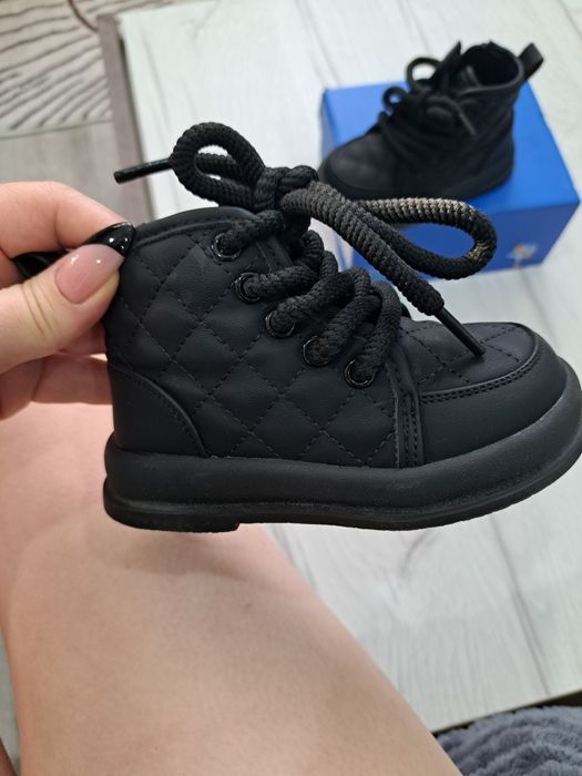 Продам детскую обувь