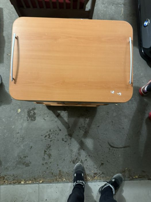 Масичка  с чекмедже на колелца