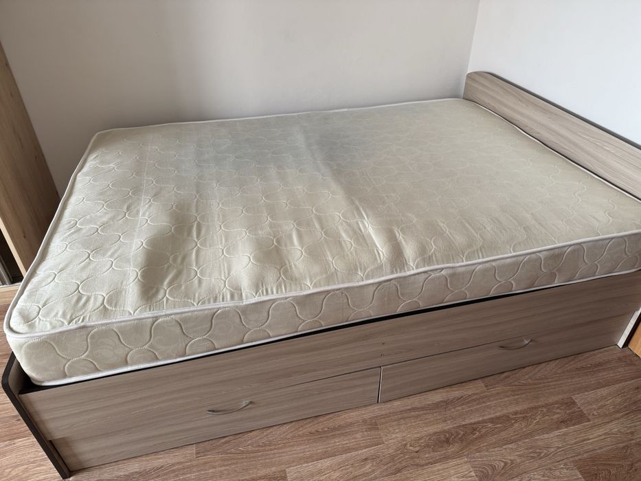 Кровать с матрасом