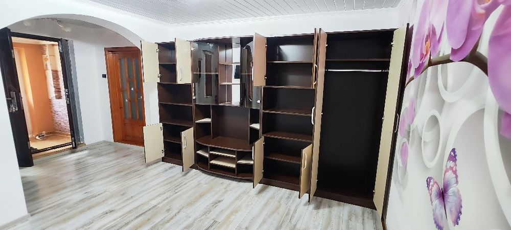 Vînd mobilă sufragerie wenge 230m L pe 2mm înălțime.