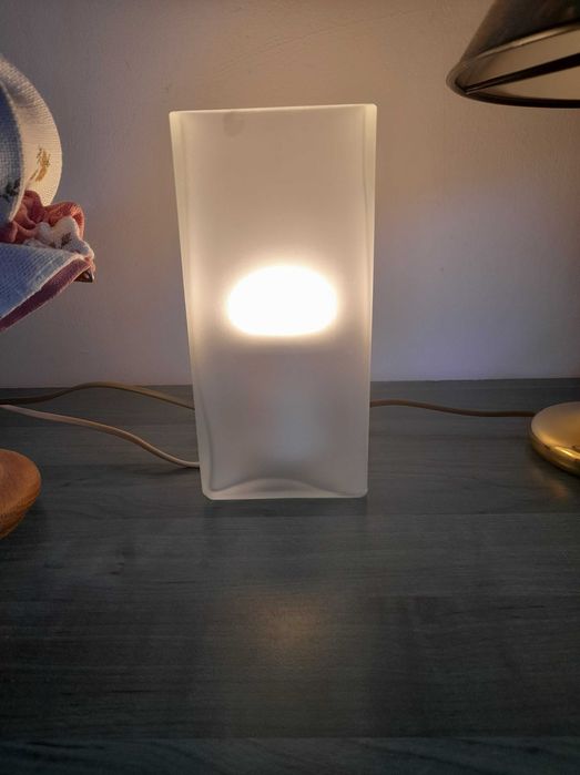 Veioze diferite stiluri si materiale