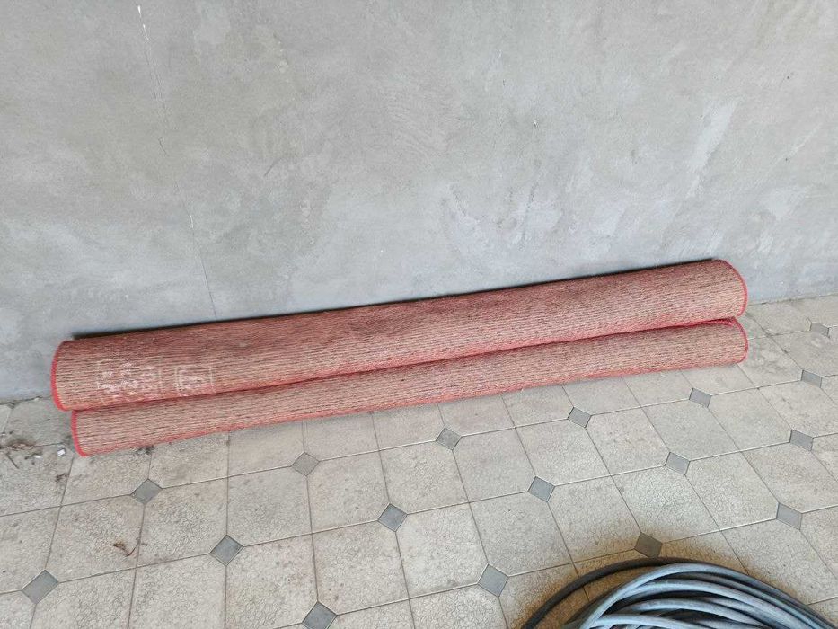 Kitoblar uchun tayyor shkaf va 2 ta bir xil palas bor