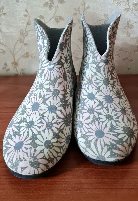 Продам стильные резиновые ботинки