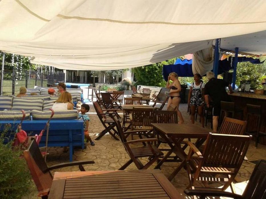 Под наем студио с изглед море и басейн на брега на морето