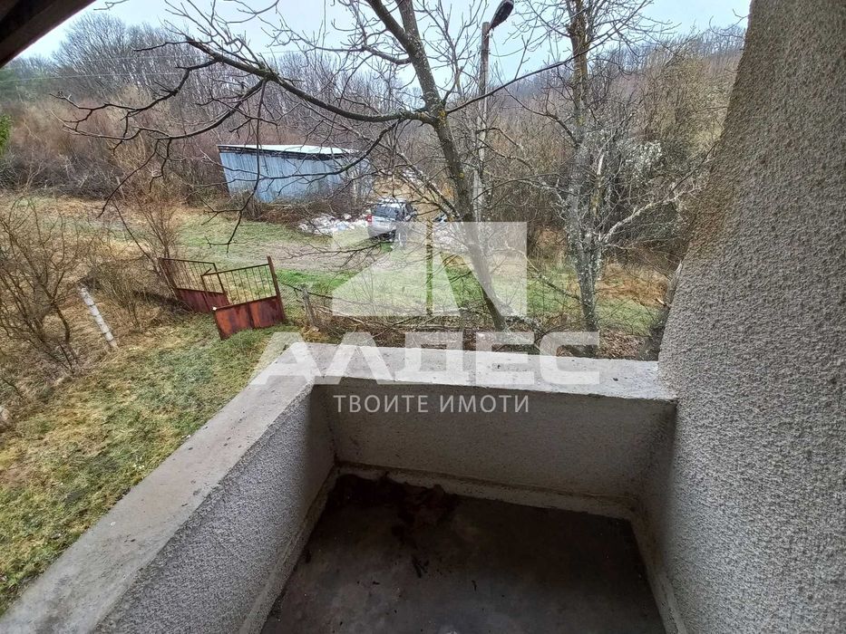 Продава се двуетажна масивна къща с двор в сл. Планиница!