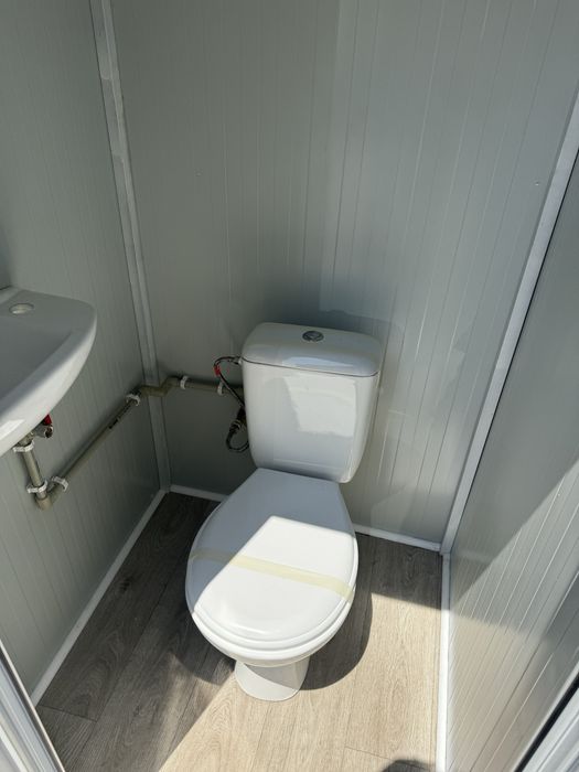 Мобилна тоалетна WC преместваема с моноблок мивка и ел. Инаталация