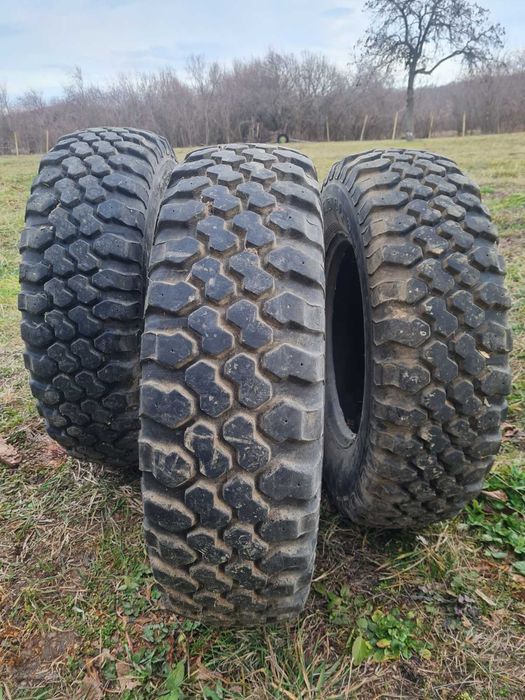 Три броя гуми за джип