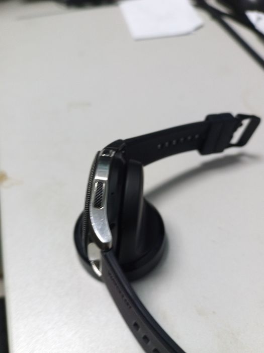 Продавам Samsung Galaxy watch SM-R800