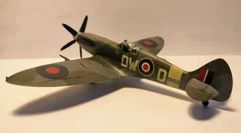 Сборная модель самолета Spitfire MK.XIV (Academy, 1:72)