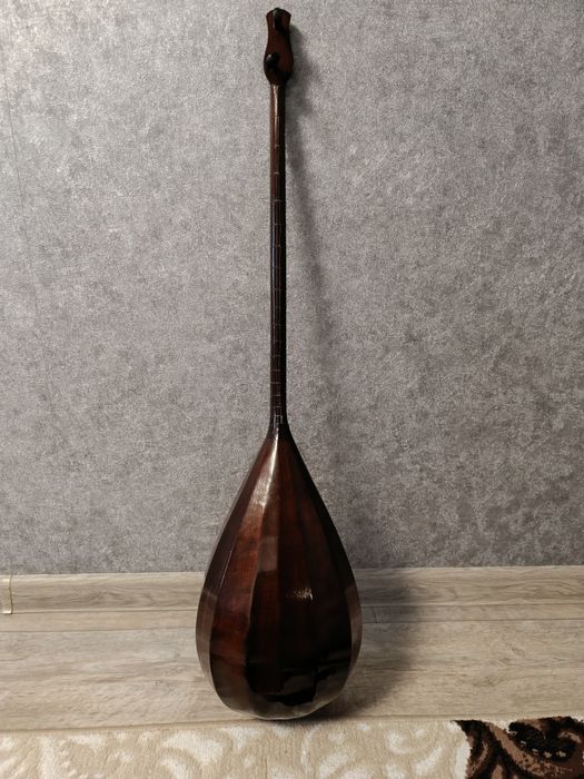 Домбыра сатамын.