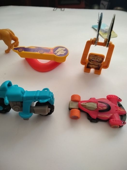 Продавам 6 бр. играчки от яйца на Kinder / Киндер от серия Kinder Surprise