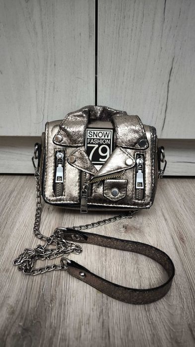 Женская сумочка интересной формы