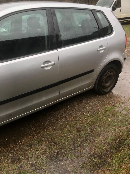 Vand doua volkswagen polo motor 1.9 TDI 1650 de euro este pretul total pentru ambele cel alabastru este 700 de euro si cel gri 950 de euro