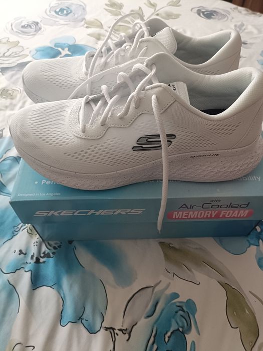 Vând adidași noi Skechers