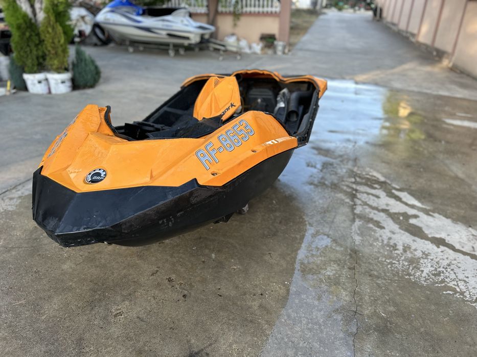 Jet ski Sea Doo Spark 90 на части