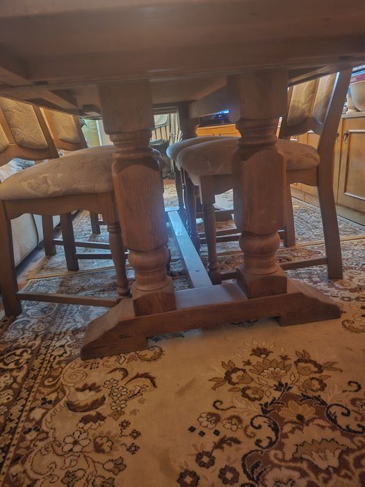 Масивна трапезна маса – естествен дъб