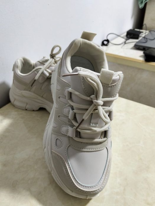 Продаются кроссовки 37 го размера новые