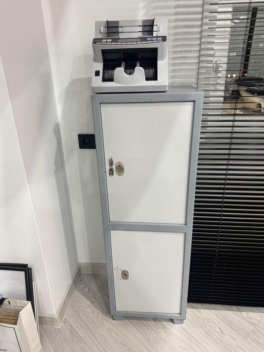 Продается сейф металлический