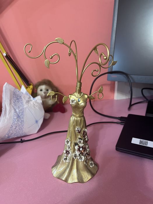 Стойка за бижута