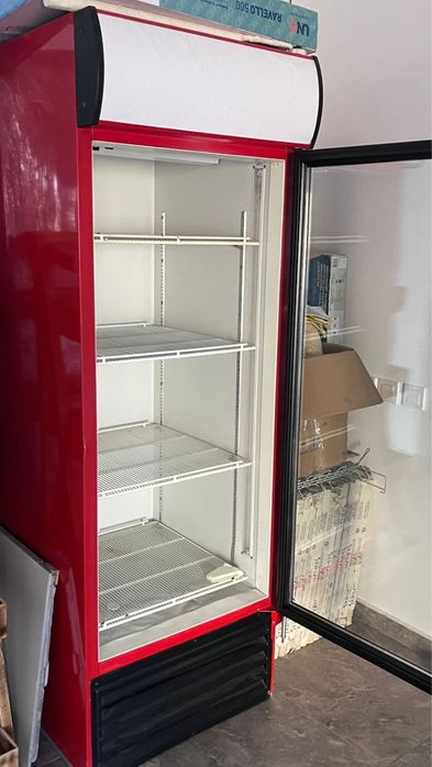 Холодильник для напитков и продуктов