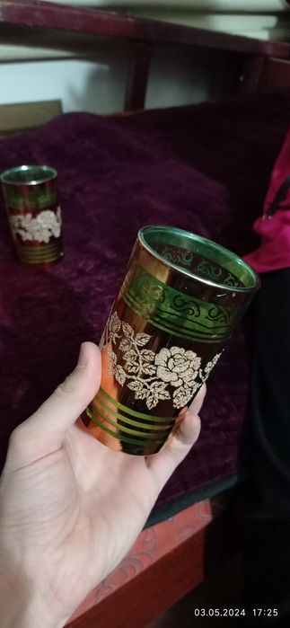 Stakan zelonniy zalatistiy