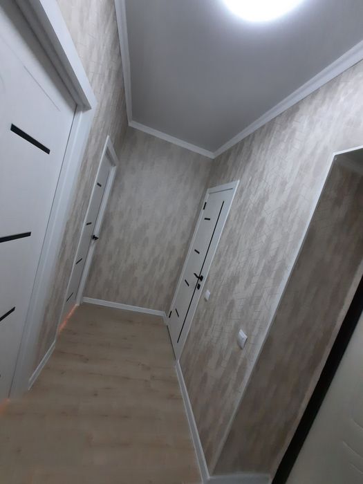 Продам обои светлого цвета красивые