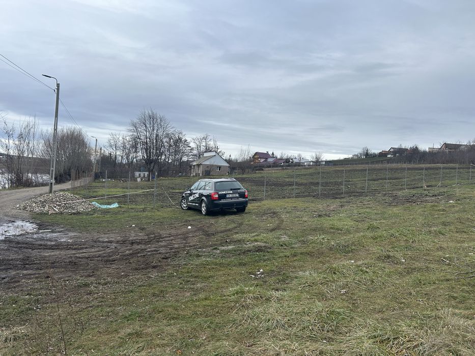 Teren intravilan pe malul iazului