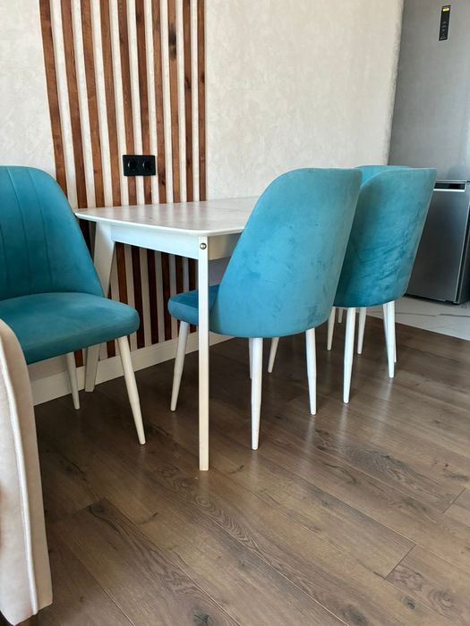 Стол со стульями