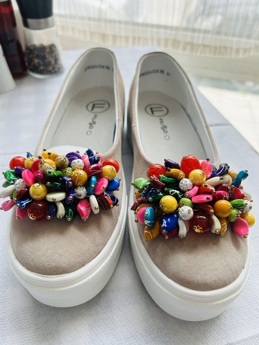 Дамски обувки с цветни мъниста