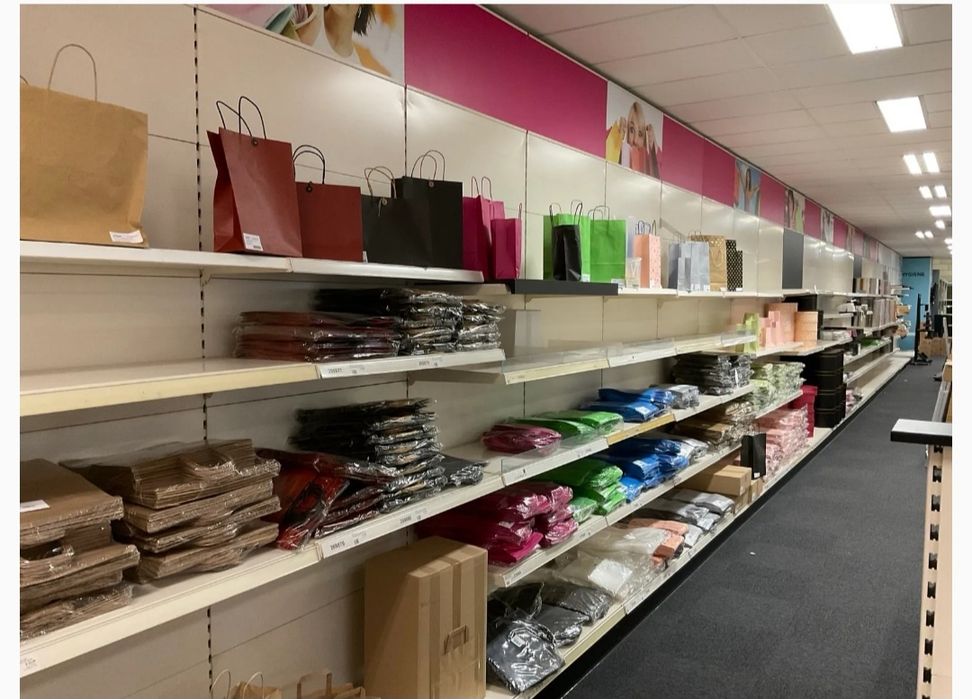 Vând rafturi magazin