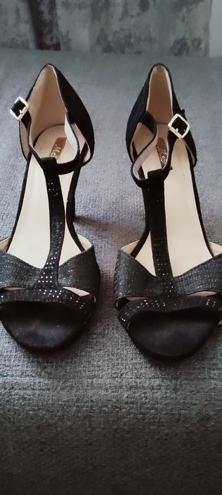 Sandale elegante negre cu toc, strasuri și bareta la gleznă –