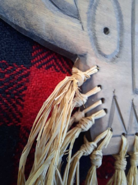 Ръчно изработена кукерска маска от орех за окачване