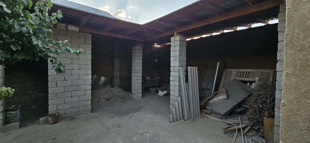 Срочно уй сотилади 5 сутик 4 хона.