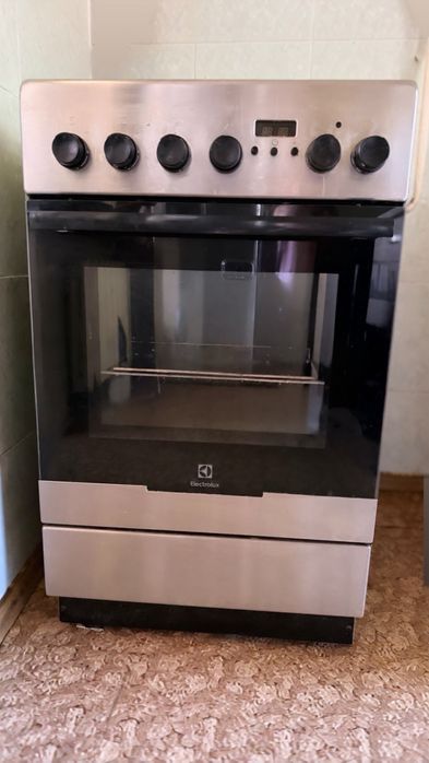 Продам газово-электрическую плиту Electrolux
