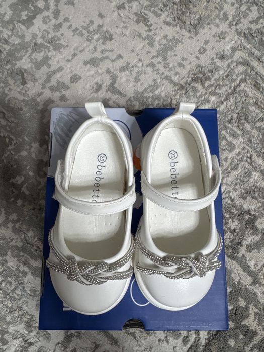 Продам белые туфли 23р