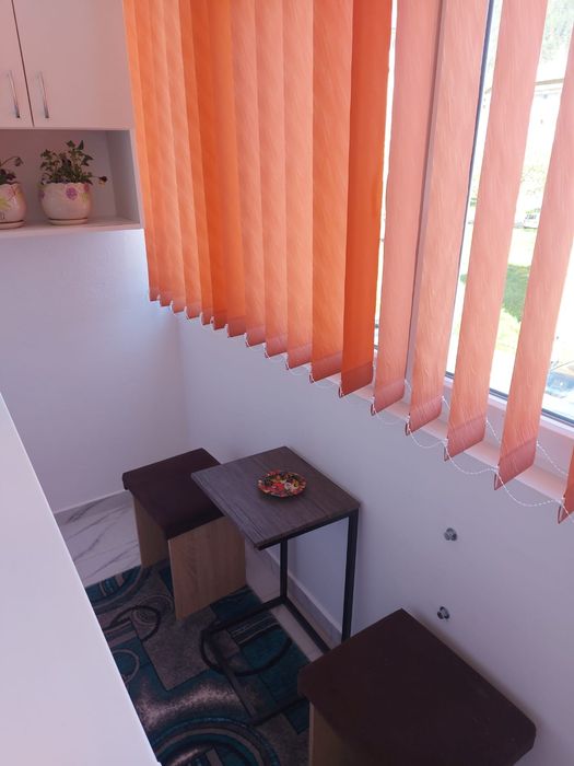 Închiriez apartament cu 2 camere