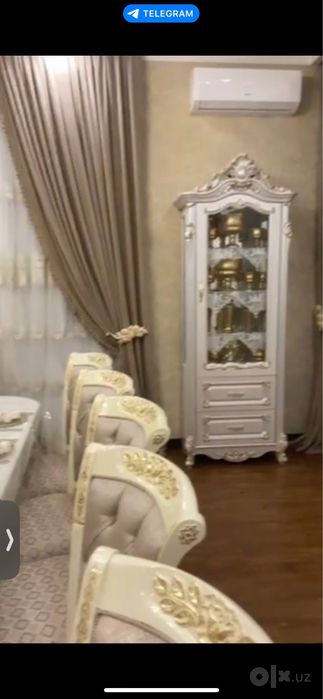 мебель для гостинной-зала: 12 стул стол, 2 пенала и 1 комод