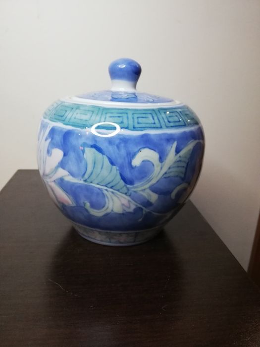 Ръчно рисуван, порцеланов съд с капаче.