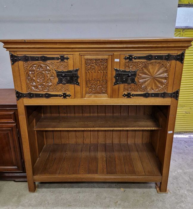 Старинен резбован шкаф с метален обков