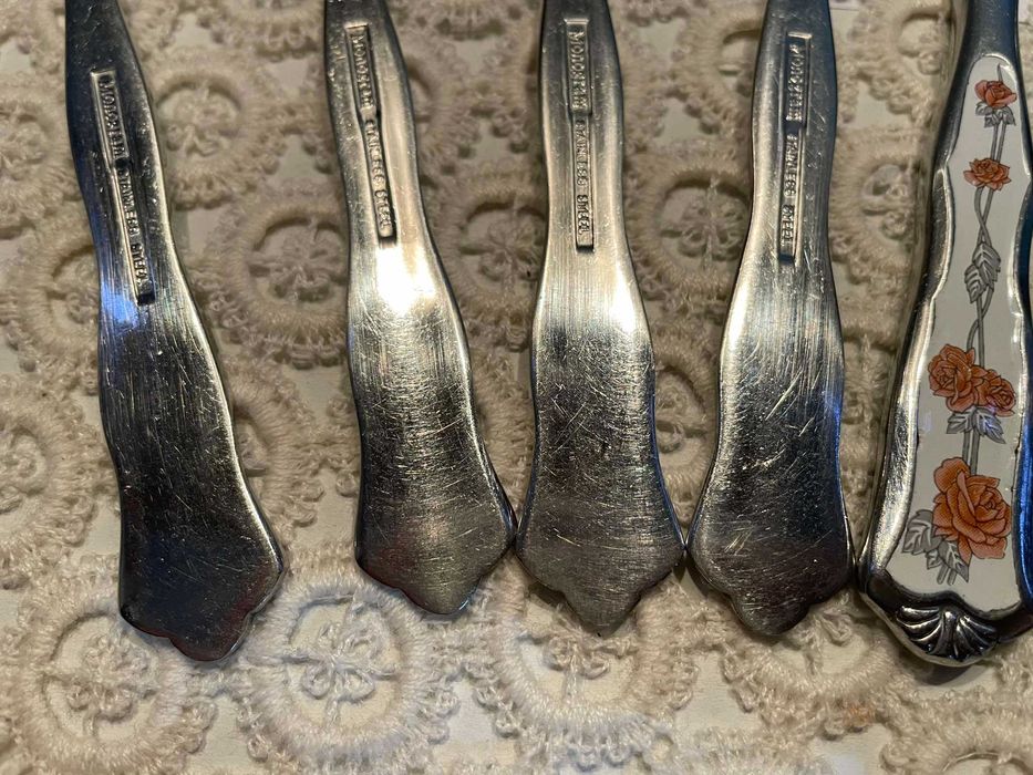 Красиви прибори MONOGRAM от Англия с рози и керамични дръжки