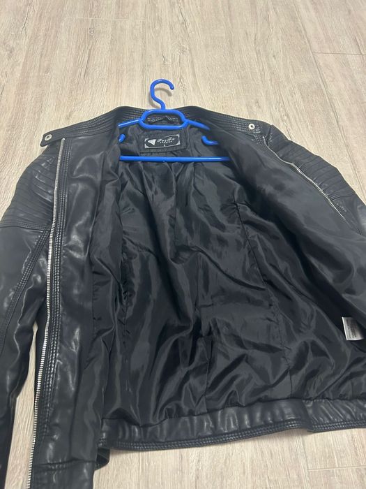 Jacheta neagra din imitație de piele