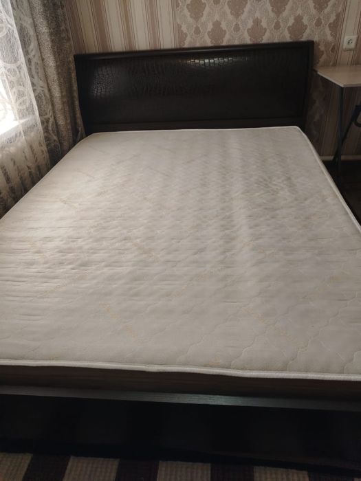 Кровать с матрасом