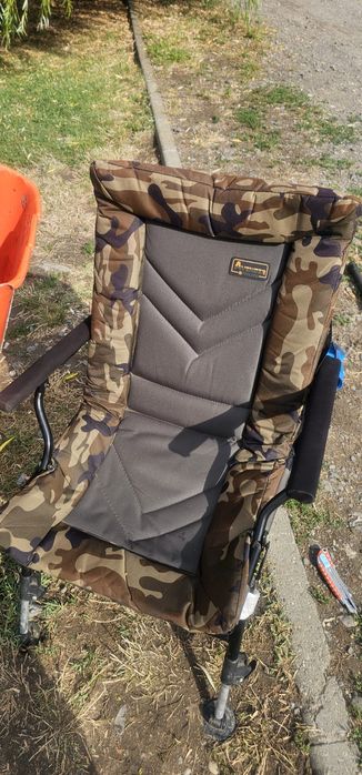 De vânzare,2 lansete daiwa cu mulinete okuma,scaun + suport