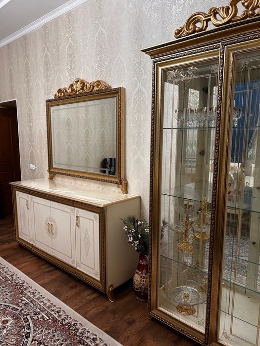 Стол, стулья , мебель для гостиной