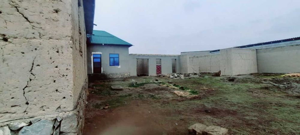 hovli sotiladi 2 ta xonasi bitgan