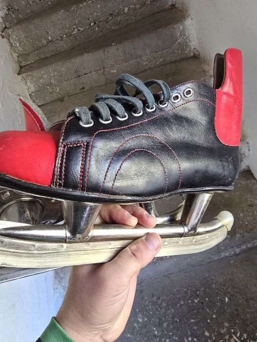 Стари ретро кожени кънки за лед