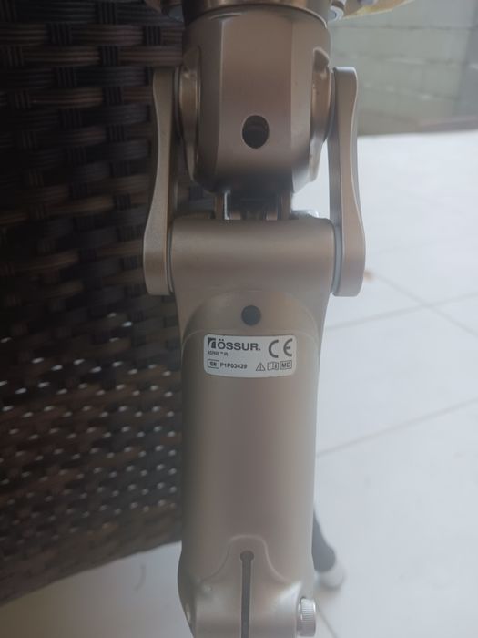 Vând proteză picior drept