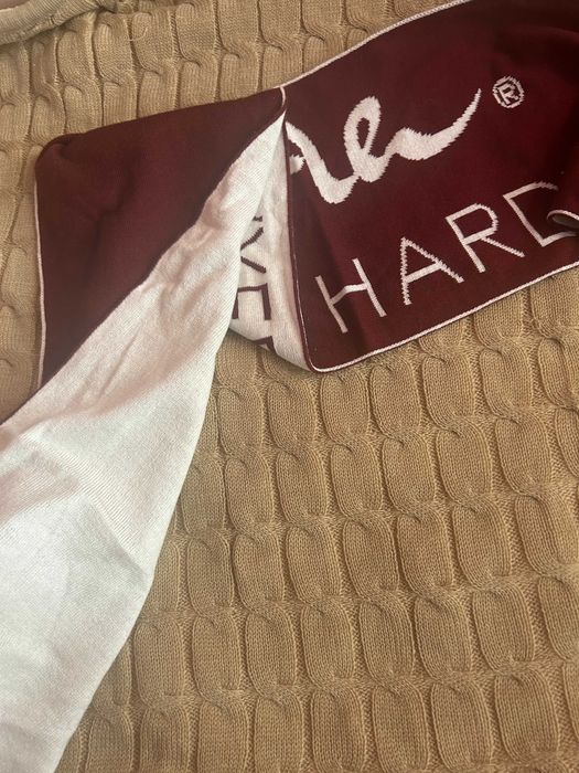 Вълнен шал Axel Hardy в бордо и бяло.